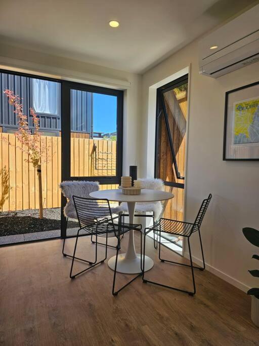 Cosy Central Home - Walk To Cbd & Free Escooters! Крайстчърч Екстериор снимка