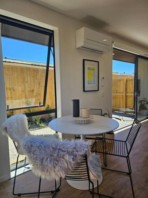 Cosy Central Home - Walk To Cbd & Free Escooters! Крайстчърч Екстериор снимка