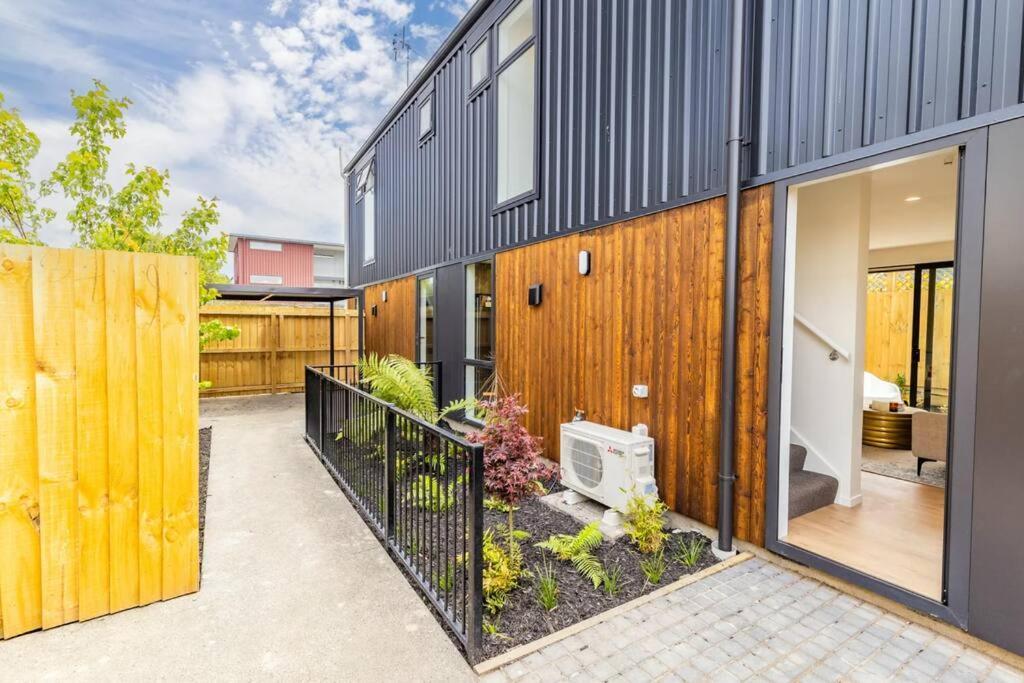 Cosy Central Home - Walk To Cbd & Free Escooters! Крайстчърч Екстериор снимка