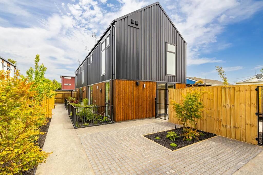 Cosy Central Home - Walk To Cbd & Free Escooters! Крайстчърч Екстериор снимка